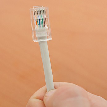 Netzwerkkabel selber machen - Konnektor andrücken